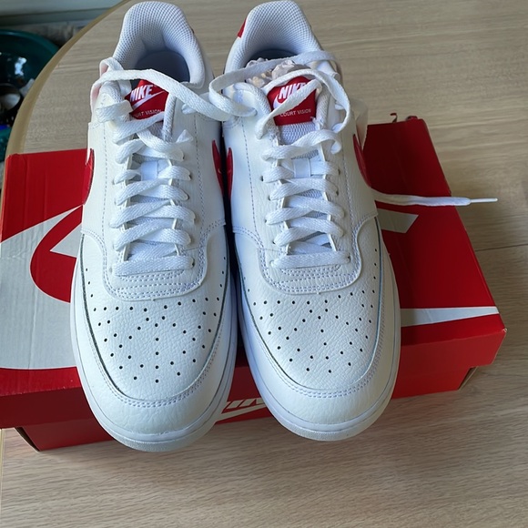 Men’s Nike tennis shoes 10.5 - Picture 2 of 5